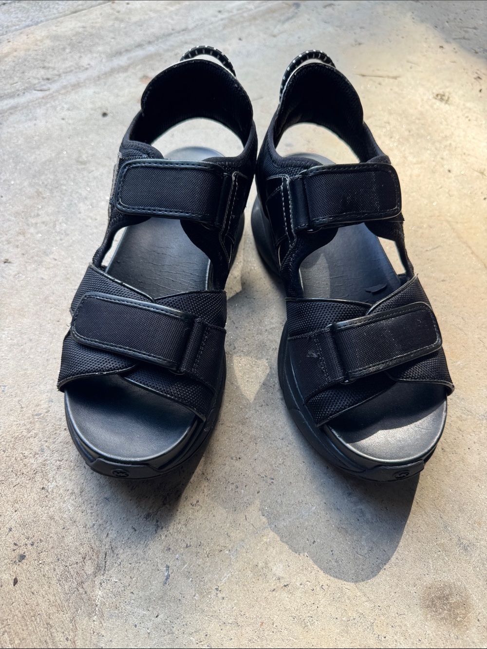 🚨🚨 MICHAEL Michael Kors Black Hook-and-Loop Sport Sandals